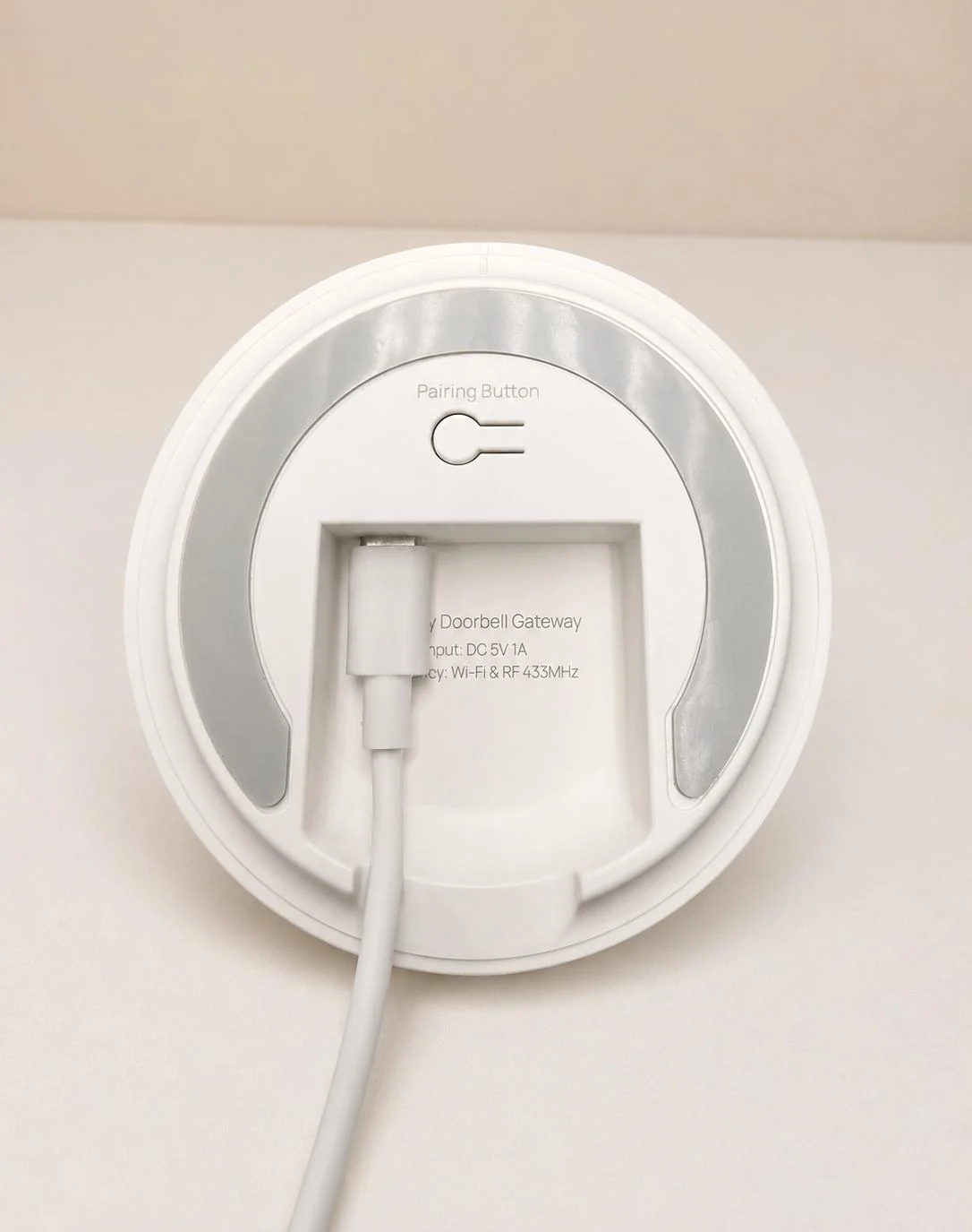 USB-C 線連接至迷你警報主機底部配對按鈕旁