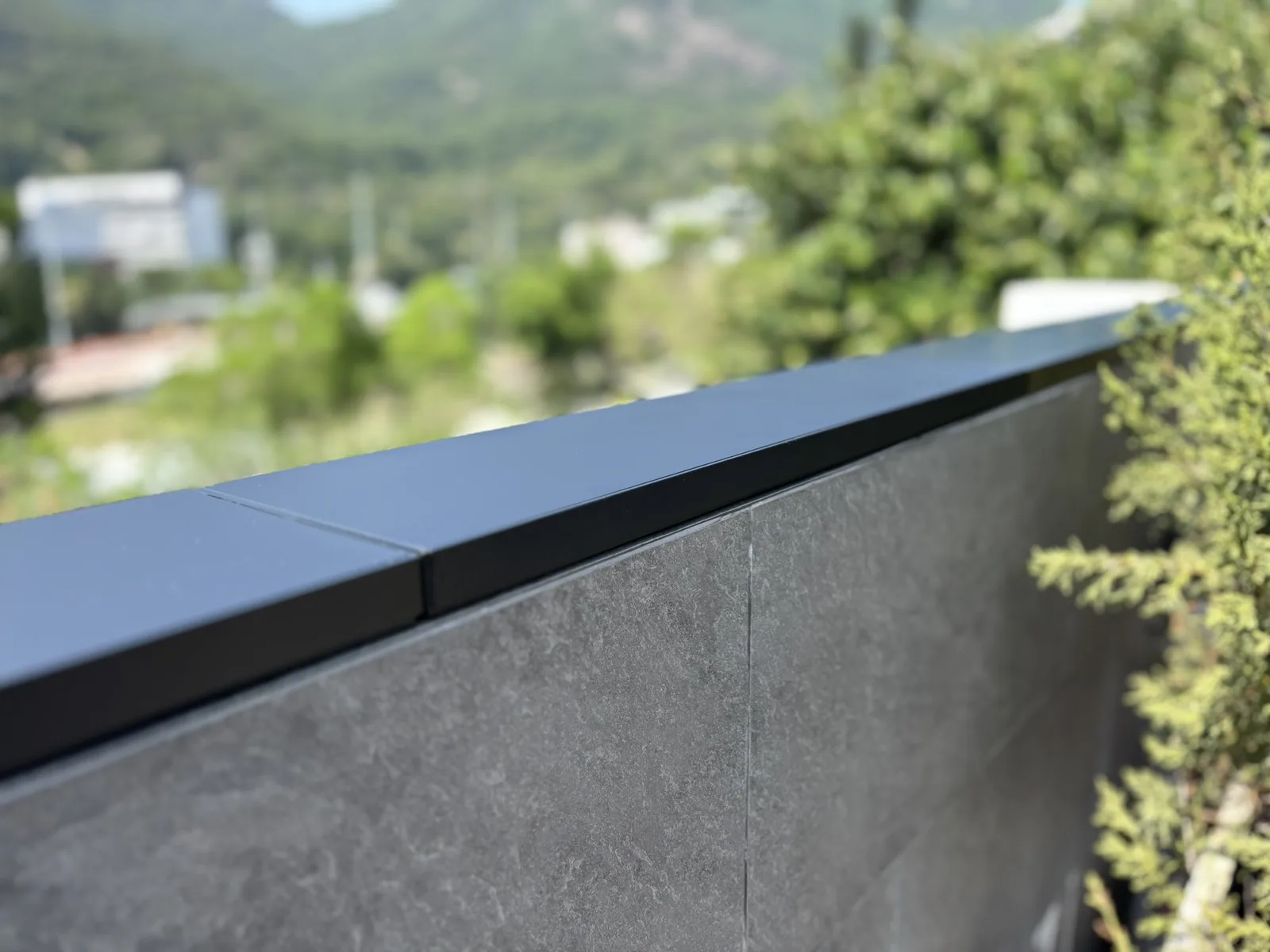 Apeiron Guard 啞黑色圍牆頂感應器以低調線條安裝在住宅圍牆上
